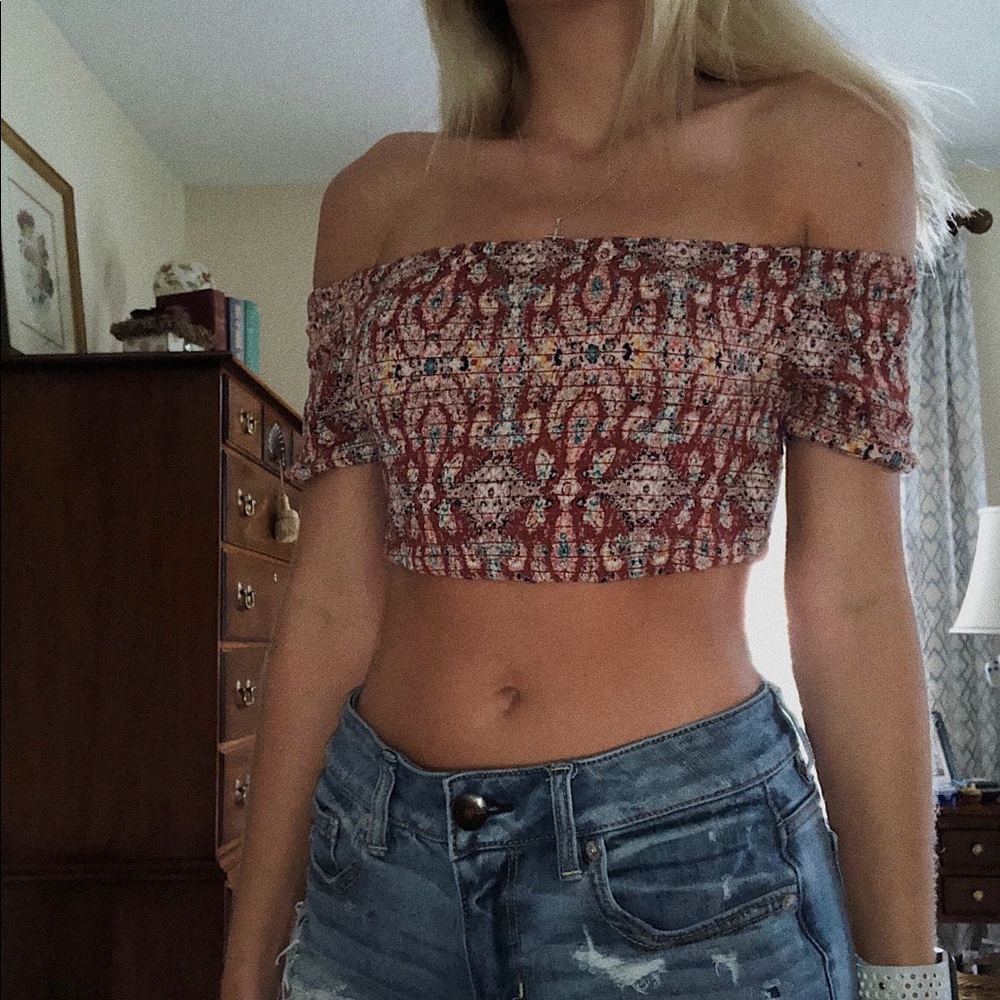 Cute and short crop top!